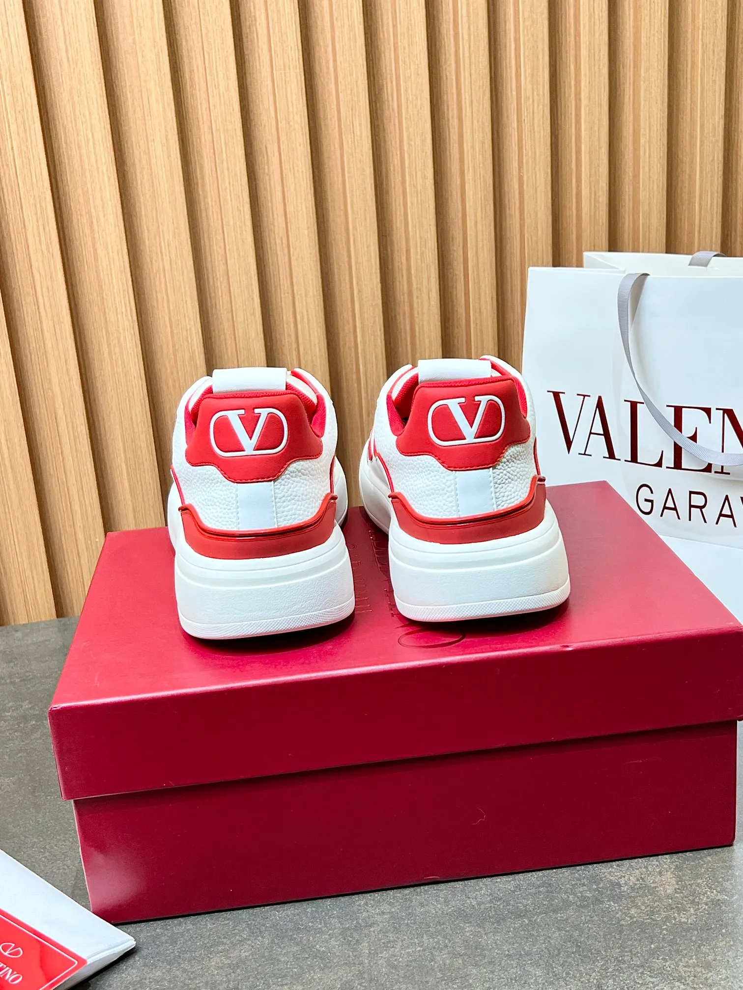 👟👟Ex-factory price 680👟👟 𝑽𝒂𝒍𝒆𝒏𝒕𝒊𝒏𝒐Valentino 𝑶𝒏𝒆𝑺𝒕𝒖𝒅 Couple's sneaker series Valentino 2025 latest couple's sneakers same style for celebrities Hot sale. The original ZP was purchased and dismantled. Repeated printing and modification. Trying to restore the original version 1:1! Top luxury masterpiece, soft and comfortable, combining fashion and leisure, bringing excellent and elegant texture and excellent on-foot comfort. Top purchasing version upper: imported calfskin surface/original oil edge craftsmanship. Lining: water-dyed cowhide lining. Outsole: original development 𝐓𝐏𝐔 two-color combination outsole. Packaging: original configuration complete package. Code number: 34-44